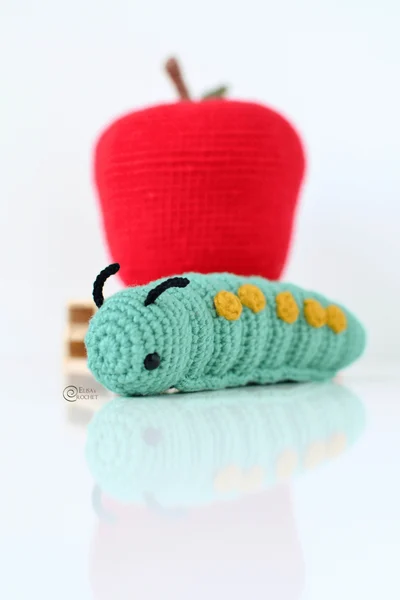 Ziggy the Caterpillar and its Apple (Crochet)